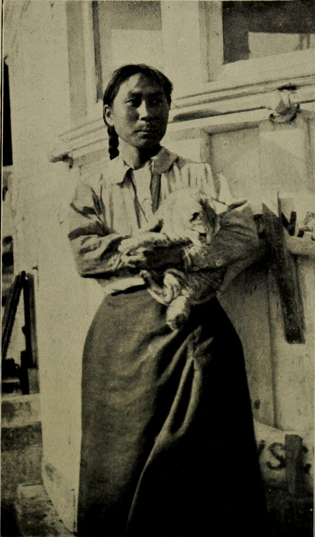 阿达·布莱克杰克与猫Vic在唐纳森号救援船上（1923年获救时拍摄）